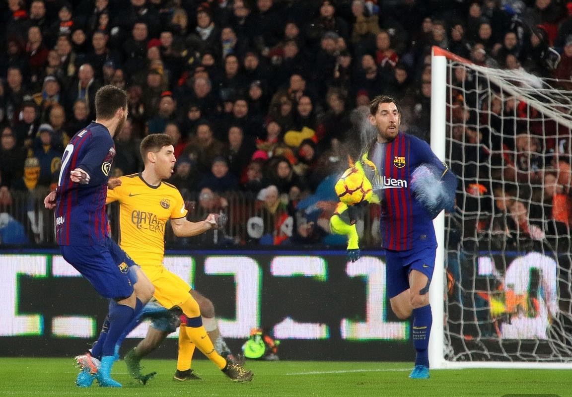 巴塞罗那vs埃瓦尔：技术流对决与梅西闪耀瞬间(图3)